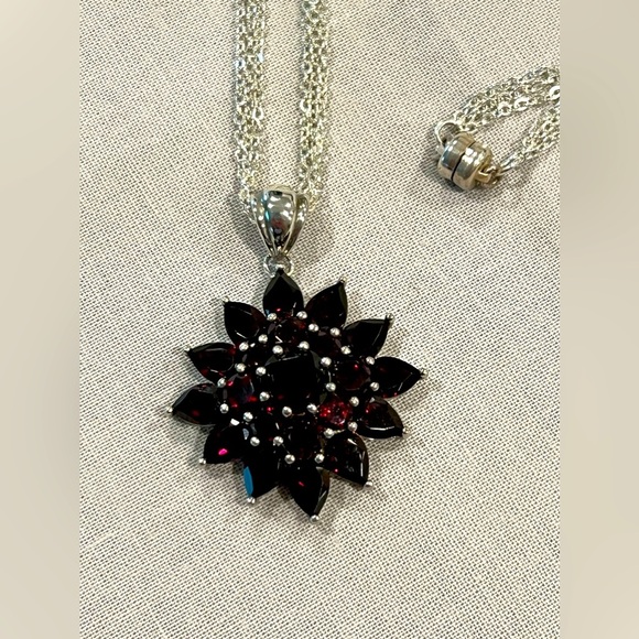 Sterling 13.50 Ct tw Garnet Cluster pendant w/18” magnetic clasp chain. - Picture 3 of 9